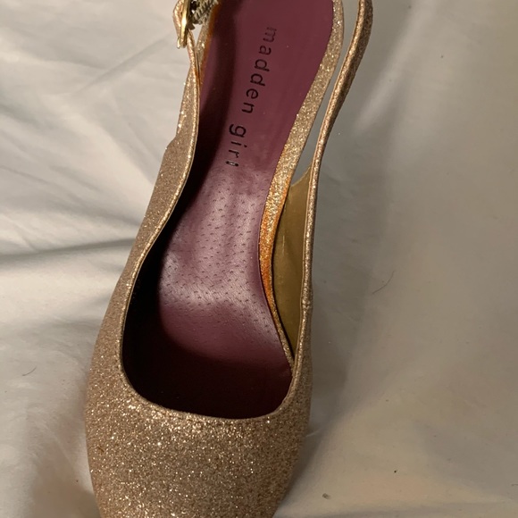 Steve Madden Shoes - Sling back Sparkly Steve Madden pumps